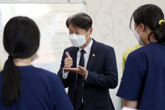 ‘덕분에 챌린지’ 손동작 하는 김강립 차관