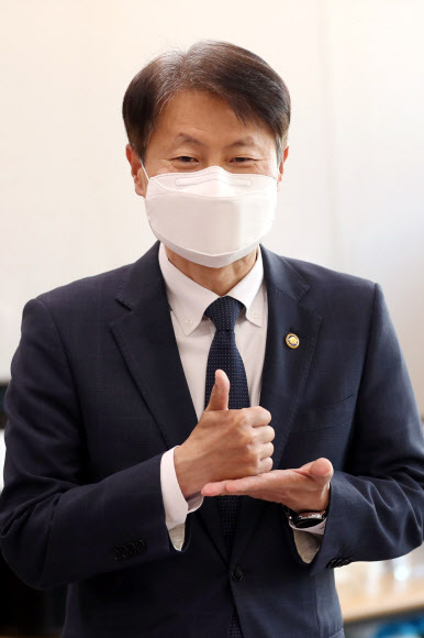 ‘덕분에 챌린지’ 손동작 하는 김강립 차관