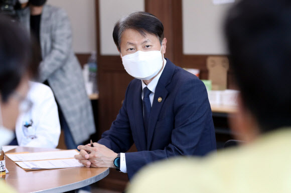 코로나19 생활치료센터 격려 방문한 김강립 차관