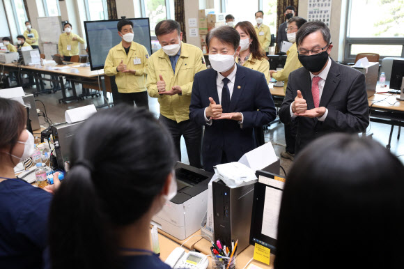 ‘덕분에 챌린지’ 손동작 하는 김강립 차관