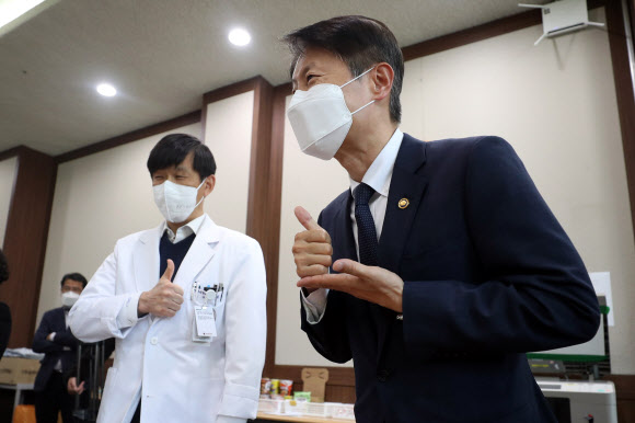 ‘덕분에 챌린지’ 손동작 하는 김강립 차관