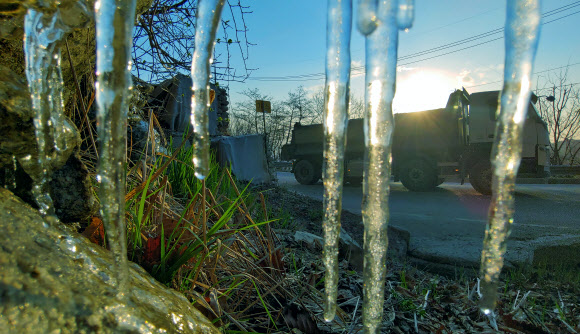 꽃샘추위가 기승을 부린 22일 아침 강원 강릉과 평창을 연결하는 대관령 도로변에 고드름이 달려 있다. 2020.4.22  연합뉴스