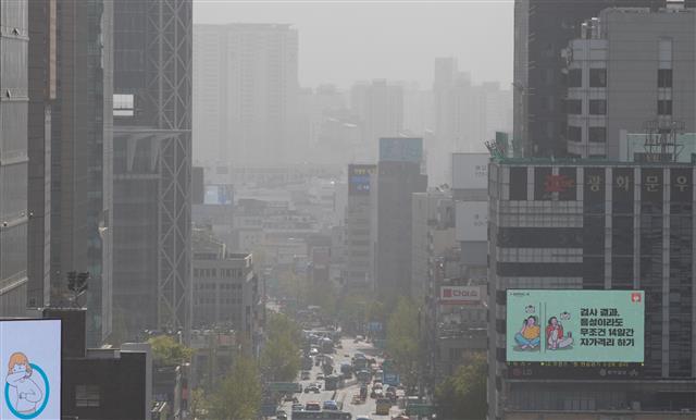 서울 도심의 미세먼지 농도가 ‘매우 나쁨’을 나타내고 있는 22일 오전 서울 도심이 뿌옇게 보이고 있다. 2020.4.22 뉴스1