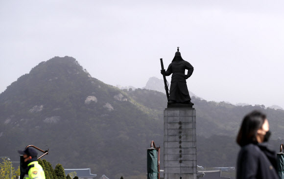 서울 지역에 오전 9시를 기해 미세먼지(PM-10) 주의보가 발령된 22일 오전 서울 세종대로 사거리에서 마스크를 쓴 시민들이 출근하고 있다. 2020.4.22  연합뉴스