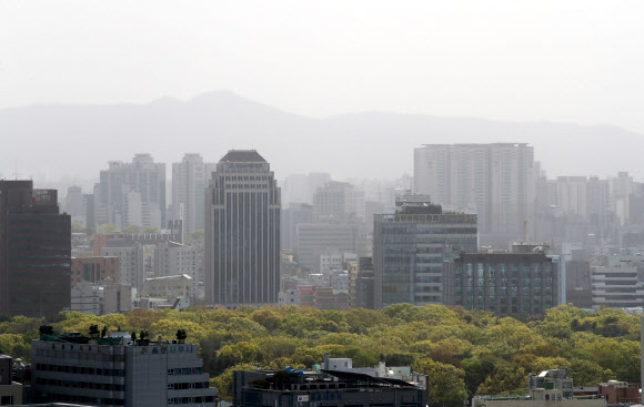 황사로 인해 서울 지역에 미세먼지 주의보가 발령된 22일 오전 서울 도심이 온통 희뿌옇다. 2020.4.22  연합뉴스