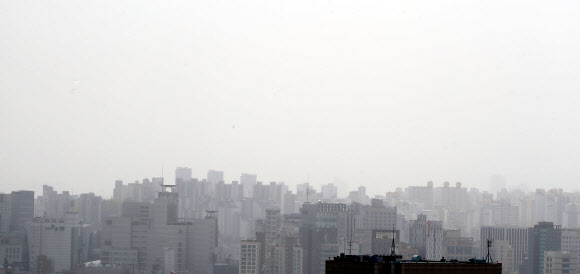 황사로 인해 서울 지역에 미세먼지 주의보가 발령된 22일 오전 서울 도심이 온통 희뿌옇다. 2020.4.22  연합뉴스