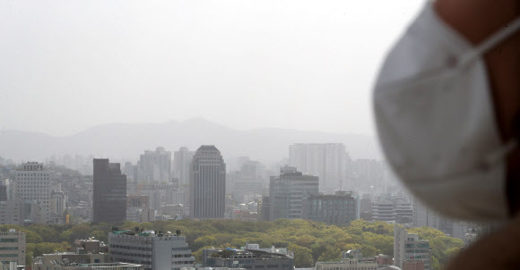 황사로 인해 서울 지역에 미세먼지 주의보가 발령된 22일 오전 서울 도심이 온통 희뿌옇다. 2020.4.22  연합뉴스
