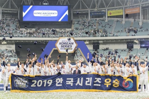 지난해 한국시리즈에서 우승한 두산 선수단이 기쁨의 세리머니를 펼치고 있다. 류재민 기자 phoem@seoul.co.kr