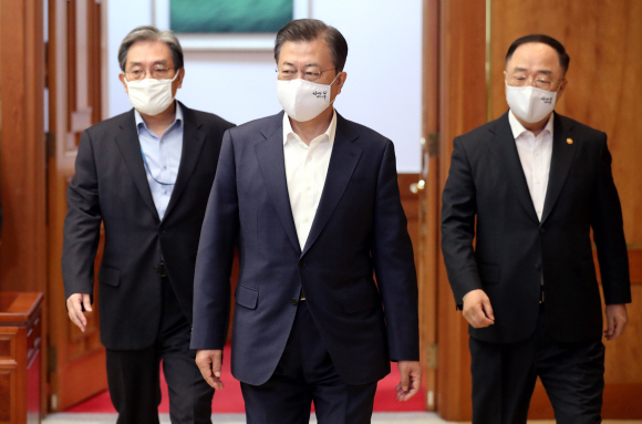 문재인 대통령이 22일 청와대 본관에서 열린 제5차 비상경제회의에 참석 하고 있다. 2020. 4. 22  도준석 기자pado@seoul.co.kr