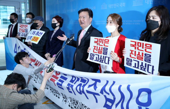 인천범시민단체연합 회원과 미래통합당 민경욱 의원이 22일 오전 서울 여의도 국회 소통관에서 “4.15총선에서 부정선거 사례로 의심되는 정황이 있어 증거보전 신청과 재검표 등을 추진하겠다”고 밝히고 있다. 2020.4.22  연합뉴스