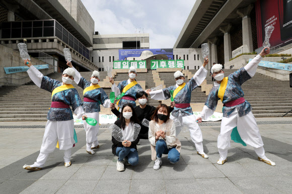 22일 오전 서울 종로구 세종문화회관 앞에서 서울시와 녹색서울시민위원회가 주최한 지구의 날 50주년 기념 ‘50인의 기후행동 약속 선언’ 행사에서 ‘Earth, Us, 얼쑤’ 퍼포먼스가 진행되고 있다. 2020.4.22  연합뉴스