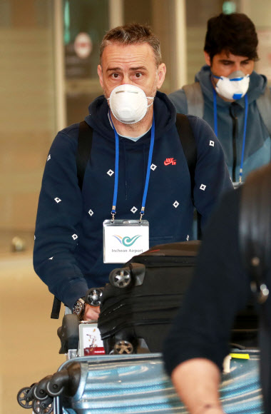 파울루 벤투 축구대표팀 감독이 22일 오후 인천국제공항 2터미널을 통해 귀국하고 있다. 2020.4.22  연합뉴스