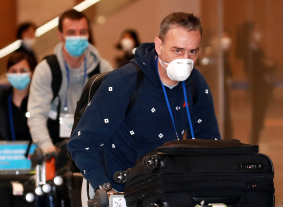 파울루 벤투 축구대표팀 감독이 22일 오후 인천국제공항 2터미널을 통해 귀국하고 있다. 2020.4.22  연합뉴스