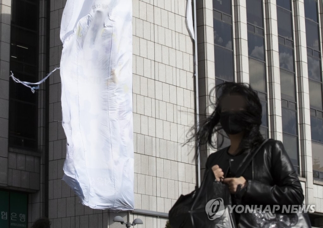 4월에 부는 찬바람찬 바람이 분 21일 오후 서울 프레스센터 외벽에 걸린 현수막이 바람에 찢겨 있다. 연합뉴스 자료사진