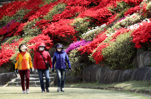 22일 오후 광주 북구 동강대학교에서 시민들이 붉은 영산홍이 만개한 교정 주변을 산책하고 있다. 2020.4.22  연합뉴스