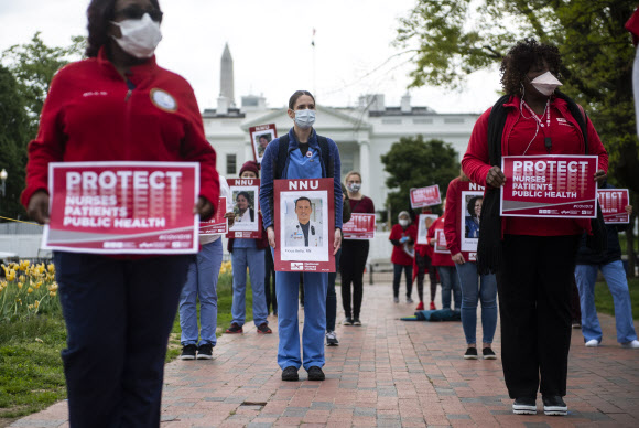 美 간호사 “부실 대응에 무고한 희생” 백악관 시위