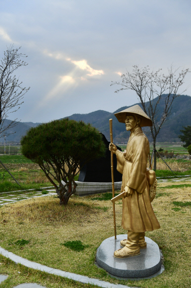 구암마을 ‘김삿갓 종명지’에 서 있는 김삿갓 동상.