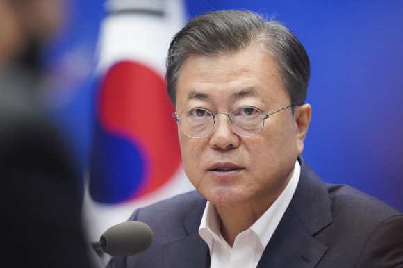 문재인 대통령이 22일 청와대 본관에서 열린 제5차 비상경제회의에서 발언 하고 있다. 2020. 4. 22 도준석 기자pado@seoul.co.kr