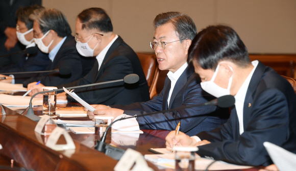 문재인 대통령이 22일 오전 청와대에서 열린 제5차 비상경제회의에서 발언 하고 있다. 2020. 4. 22 도준석 기자pado@seoul.co.kr