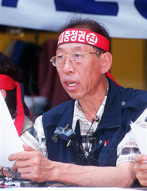 2001년 7월 명동성당에서 천막농성을 하던 단병호 당시 민주노총 위원장이 총파업 돌입을 선언하는 기자회견을 하고 있는 모습. 서울신문 DB