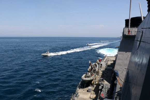 이란 혁명수비대의 무장 고속단정이 22일(현지시간) 걸프 해역 공해상에 있는 미국 해군 구축함 ‘폴 해밀턴’함 등 군함 주변을 선회하고 있다.  미 해군 제공=로이터 연합뉴스