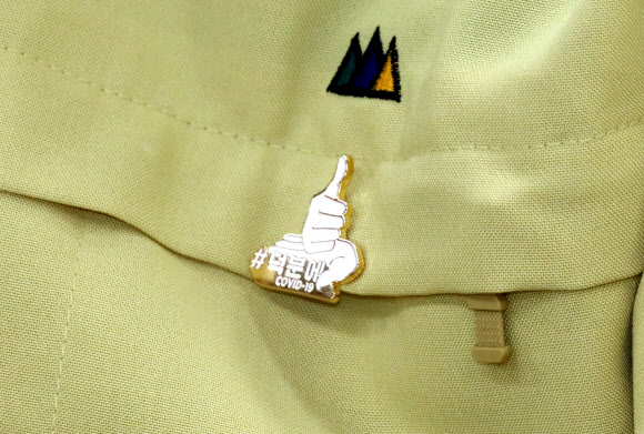 박능후 장관이 착용한 ‘덕분에’ 배지