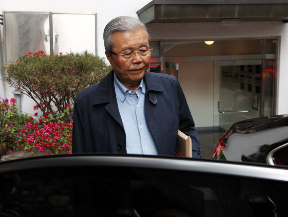 차에 오르는 김종인