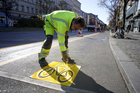 독일에서 임시 자전거도로를 표시하는 모습-AP 연합뉴스