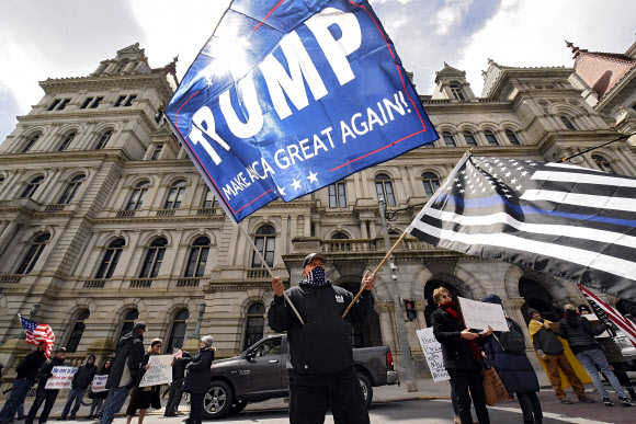 22일(현지시간) 뉴욕주의 주도 올버니에서 시민들이 사회적거리두기 지침을 해제하고 경제를 재개하라며 시위를 열고 있다. AP통신