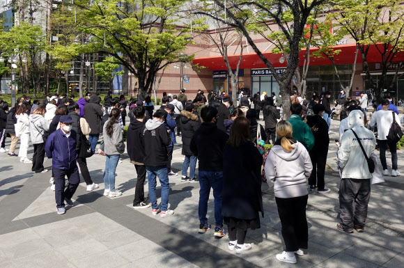 ‘닌텐도 스위치 동물의 숲 에디션’ 응모 기다리는 시민들