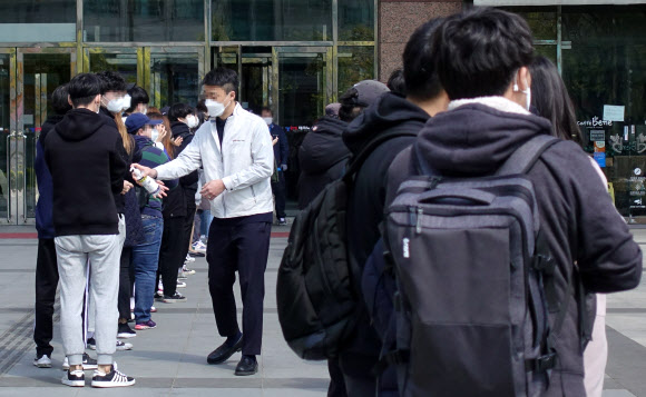 ‘손 소독 먼저 해주세요’