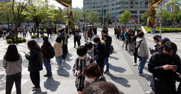 ‘닌텐도 스위치 동물의 숲 에디션’ 추첨 판매에 인파 몰려