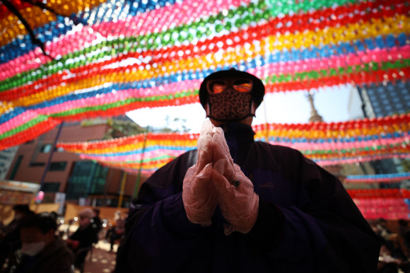 비닐장갑 끼고 법회 참석