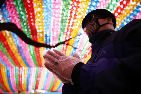 비닐장갑 끼고 법회 참석