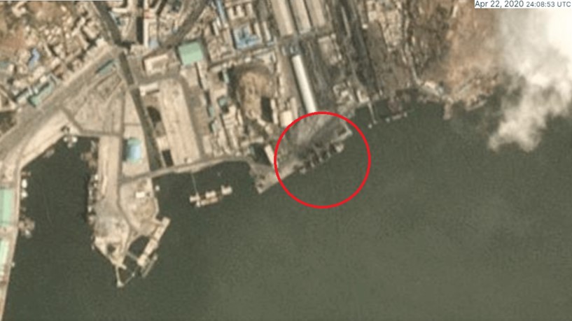 위성사진 서비스업체 ‘플래닛 랩스’가 지난 22일 북한 남포의 석탄 항구를 촬영한 위성사진. 석탄 항구에 약 155m 길이의 대형 선박이 정박한 가운데 선박의 적재함과 바로 옆 부두에 석탄으로 보이는 검정색 물체가 쌓여있다. 미국의소리(VOA)