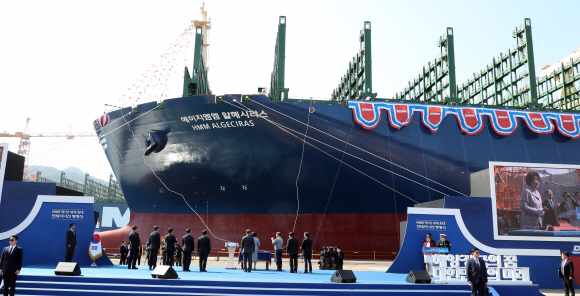 문재인 대통령의 부인 김정숙 여사가 23일 경남 거제시 대우조선해양 옥포조선소에서 열린 세계 최대 컨테이너선 ‘알헤시라스’ 호 명명식에 참석해 명명줄을 절단하고 있다. 2020. 4. 23 도준석 기자pado@seoul.co.kr