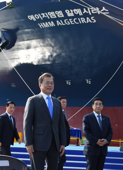 문재인 대통령이 23일 경남 거제시 대우조선해양 옥포조선소에서 열린 세계 최대 컨테이너선 ‘알헤시라스’호(2만4천TEU급) 명명식에 참석해 연설을 마친 뒤 자리로 가고 있다. 2020. 4. 23 도준석 기자pado@seoul.co.kr