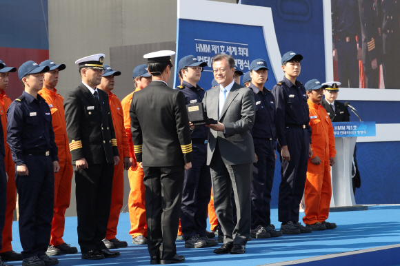 문재인 대통령이 23일 경남 거제시 대우조선해양 옥포조선소에서 열린 세계 최대 컨테이너선 ‘알헤시라스’호(2만4천TEU급) 명명식에 참석해 전기운 선장에게 윤도(전통나침반)을 전달하고 있다. 2020. 4. 23 도준석 기자pado@seoul.co.kr