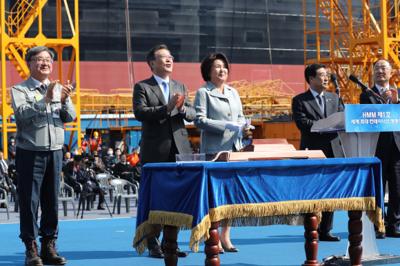 문재인 대통령의 부인 김정숙 여사가 23일 경남 거제시 대우조선해양 옥포조선소에서 열린 세계 최대 컨테이너선 명명식에 참석해 명명줄을 절단하고 있다. 2020. 4. 23 도준석 기자pado@seoul.co.kr