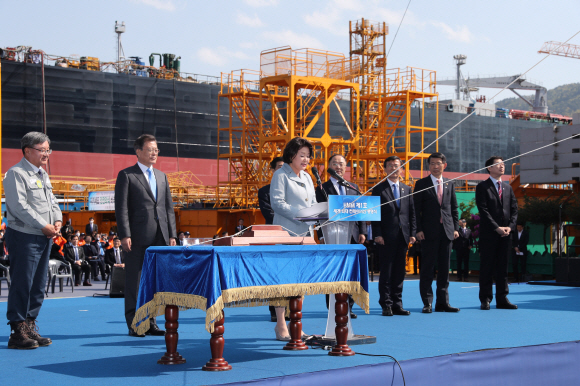 문재인 대통령의 부인 김정숙 여사가 23일 경남 거제시 대우조선해양 옥포조선소에서 열린 세계 최대 컨테이너선 명명식에 참석해 배를 바라보며 송사를 낭독하고 있다. 2020. 4. 23 도준석 기자pado@seoul.co.kr