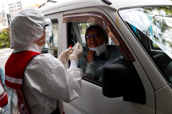 코로나19 ‘드라이브스루’ 검사 시뮬레이션하는 일본 의료진