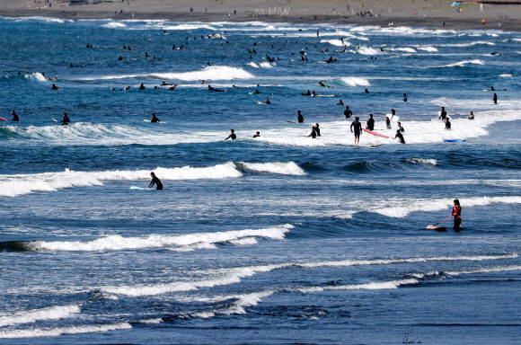 코로나19 긴급사태에도 해안가 몰린 일본 서퍼들