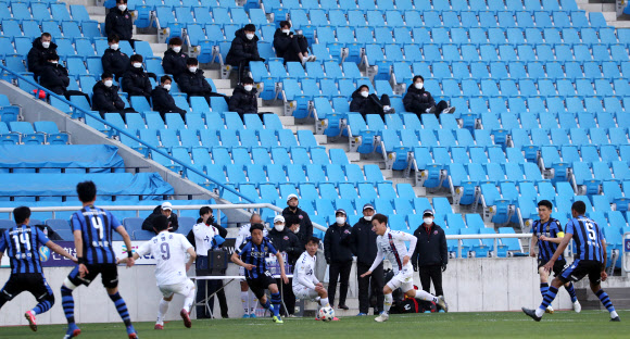 프로축구 코치들은 마스크