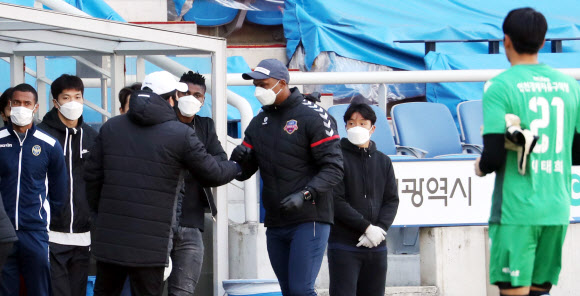 코치는 마스크 쓰고