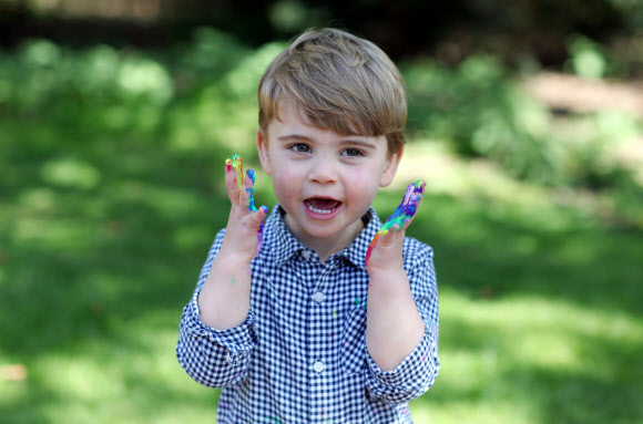 영국 윌리엄 왕세손 부부의 막내아들 루이 왕자가 22일(현지시간) 두 번째 생일을 기념하고 있다. 케이트 왕세손빈이 촬영한 루이 왕자의 핸드페인팅하는 사진. EPA 연합뉴스