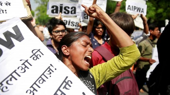 2018년 4월 인도 우타르 프라데시주 잠무 근처 카투아의 8살 소녀와 운나오의 10대 성폭행 사건이 알려진 뒤 4월 12일 뉴델리 항의시위에 참여한 여인이 절규하고 있다. 로이터 자료사진 