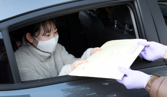 시험지도 드라이브스루 배부     (춘천=연합뉴스) 양지웅 기자 = 24일 오전 강원 춘천시 강원대학교 사범대학 부설고등학교 후문에서 교사들이 드라이브스루 방식으로 전국연합학력평가 시험지를 학생에게 나눠주고 있다. 2020.4.24     yangdoo@yna.co.kr/2020-04-24 08:23:08/ <저작권자 ⓒ 1980-2020 ㈜연합뉴스. 무단 전재 재배포 금지.>