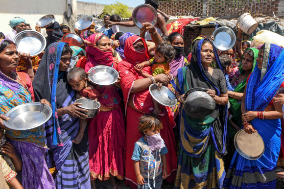 인도 코로나19 봉쇄령 속 생활고 시위하는 이주 노동자들