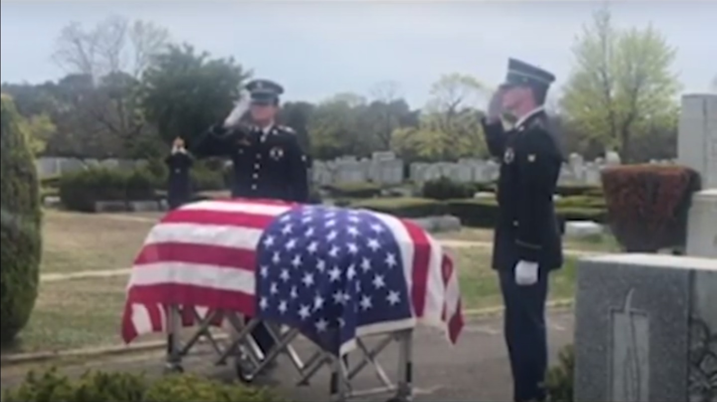 코로나19로 군인 2명이 지원을 나온 필립 칸의 장례식. CBS 유튜브 캡처