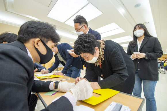 전두환 재판 방청권 응모하는 시민들